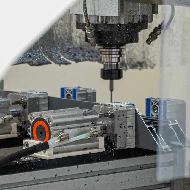 Ausschnitt: Fräser über einem eingespannten Aluminiumprofil