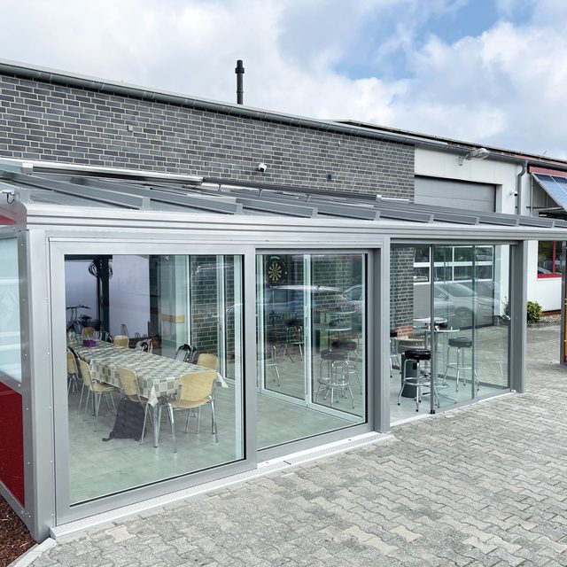Ausschnitt: Glasschiebewand des Sommergartens aus einem anderen Blickwinkel