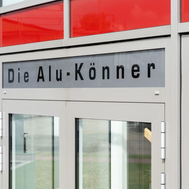 Eingang des EBE-Firmengebäudes mit dem Schriftzug „Die Alu-Könner“